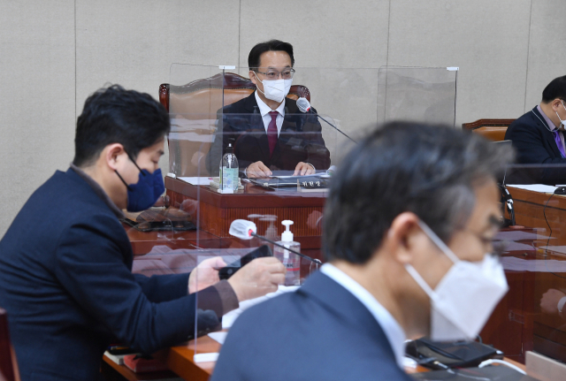10일 오전 국회에서 열린 정치개혁특별위원회 소위원회에서 조해진 소위원장이 발언하고 있다. 연합뉴스