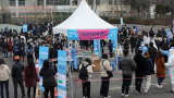 13일 오후 송파구 잠실종합운동장 제2주차장 선별진료소에서 시민들이 검사를 받기 위해 줄을 서있다. 중앙방역대책본부는 이날 0시 기준으로 코로나19 확진자가 5만4천941명 늘어 누적 129만4천205명이라고 밝혔다. 연합뉴스