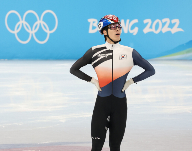 대한민국 쇼트트랙 대표팀 황대헌이 13일 오후 중국 베이징 캐피털 실내 경기장에서 열린 2022 베이징 동계올림픽 쇼트트랙 남자 500m 준결승 2조 경기를 마친 뒤 결과를 기다리고 있다. 연합뉴스