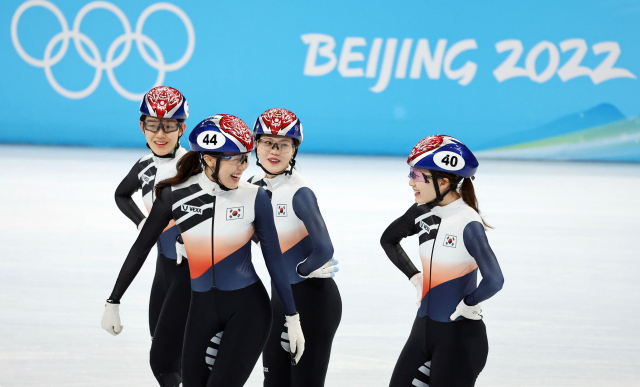 한국 여자 쇼트트랙 대표팀이 13일 오후 중국 베이징 캐피털 실내 경기장에서 열린 2022 베이징 동계올림픽 쇼트트랙 여자계주 3000m 결승전에 앞서 환하게 웃으며 대화하고 있다. 연합뉴스