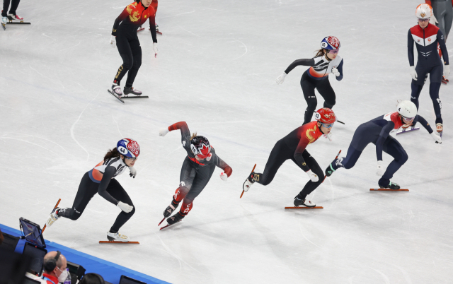 대한민국 쇼트트랙 대표팀 김아랑이 13일 오후 중국 베이징 캐피털 실내 경기장에서 열린 2022 베이징 동계올림픽 쇼트트랙 여자 3000m 계주 결승에서 출발하고 있다. 연합뉴스