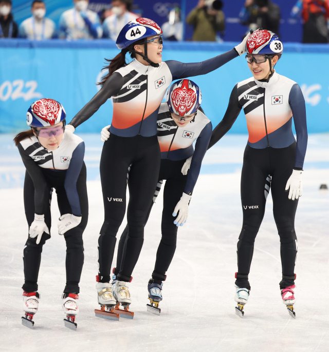 13일 오후 중국 베이징 캐피털 실내 경기장에서 열린 2022 베이징 동계올림픽 쇼트트랙 여자계주 3000m 결승전에서 은메달을 획득한 한국 쇼트트랙 대표팀이 환호하고 있다. 연합뉴스