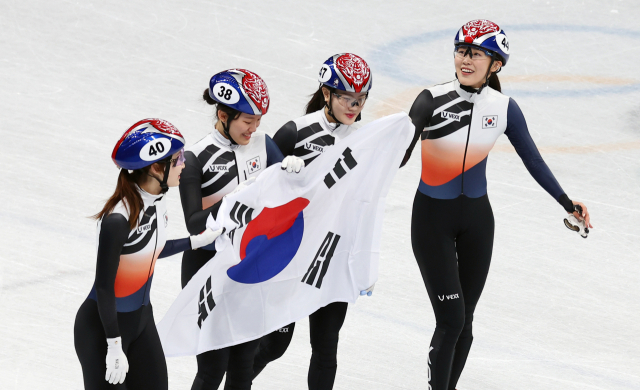 13일 오후 중국 베이징 캐피털 실내 경기장에서 열린 2022 베이징 동계올림픽 쇼트트랙 여자계주 3000m 결승전에서 은메달을 획득한 한국 쇼트트랙 대표팀이 태극기를 들고 환호하고 있다. 연합뉴스