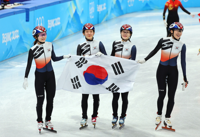 13일 오후 중국 베이징 캐피털 실내 경기장에서 열린 2022 베이징 동계올림픽 쇼트트랙 여자계주 3000m 결승전에서 은메달을 획득한 한국 쇼트트랙 대표팀이 태극기를 들고 트랙을 돌고 있다. 연합뉴스