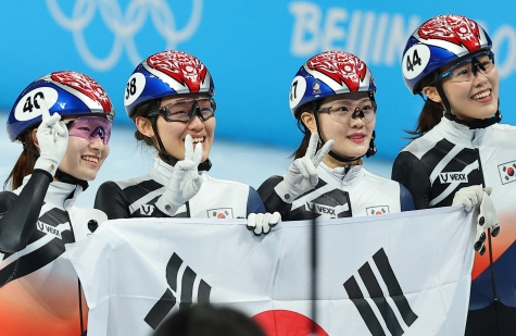 13일 오후 중국 베이징 캐피털 실내 경기장에서 열린 2022 베이징 동계올림픽 쇼트트랙 여자계주 3000m 결승전에서 은메달을 획득한 한국 쇼트트랙 대표팀이 기념촬영을 하고 있다. 연합뉴스