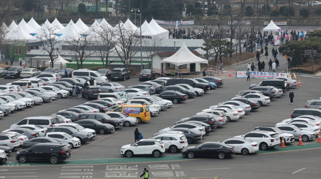 13일 오후 송파구 잠실종합운동장 제2주차장 선별진료소 앞 주차장이 차량들로 붐비고 있다. 중앙방역대책본부는 이날 0시 기준으로 코로나19 확진자가 5만4천941명 늘어 누적 129만4천205명이라고 밝혔다. 연합뉴스