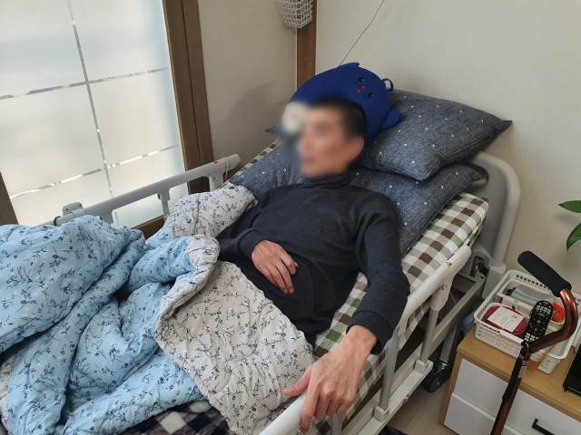 매일 침대에 누워 생활하는 임성준(가명·54) 씨. 배주현 기자