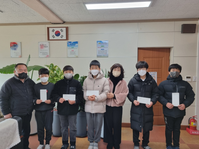 11일 졸업식 후 장학금을 전달받은 씨름부 학생들과 이화경 교장(오른쪽 3번째)이 기념촬영을 했다.