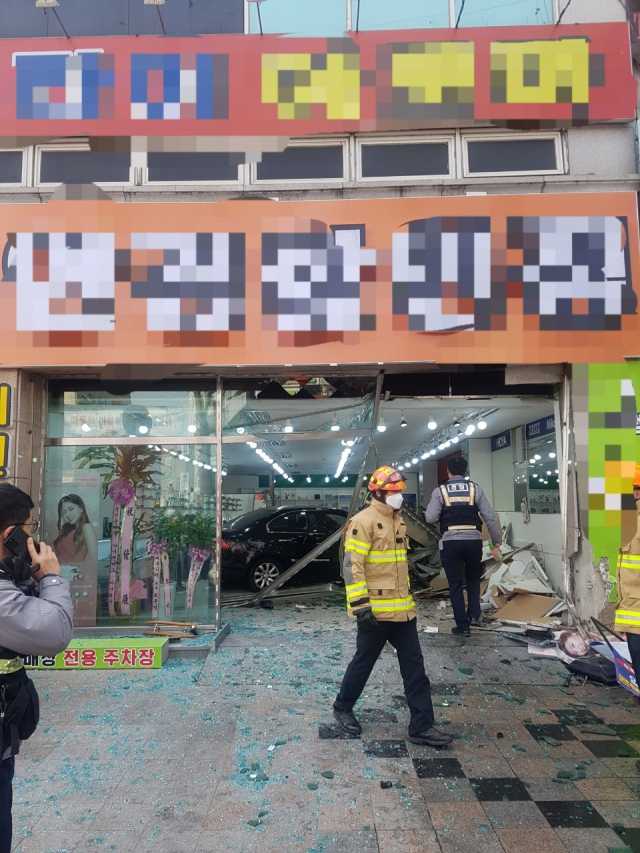 13일 오전 11시 25분쯤 대구 동구 방촌동에서 차량이 안경점을 돌진하는 사고가 발생했다. 대구동부소방서 제공