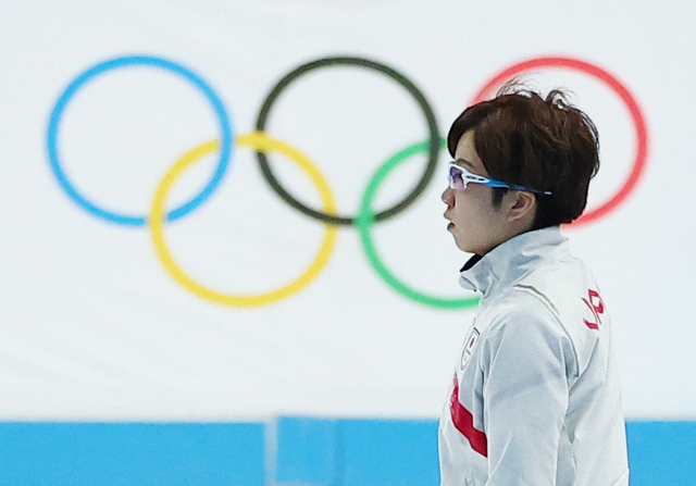 13일 오후 중국 베이징 국립 스피드스케이팅 경기장(오벌)에서 열린 2022 베이징 동계올림픽 스피드스케이팅 여자 500m 경기에서 일본 고다이라 나오가 레이스를 마친 뒤 링크를 돌고 있다. 고다이라는 38초09로 17위를 기록했다. 연합뉴스