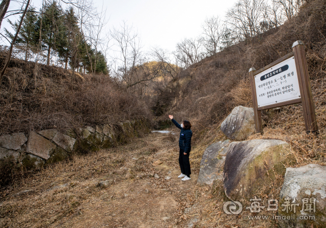 거창사건사업소 김주희 해설사가 박산골에서 71년 전 국군이 양민에게 총을 겨눈 자리를 가리키고 있다. 김태형 선임기자 thk@imaeil.com