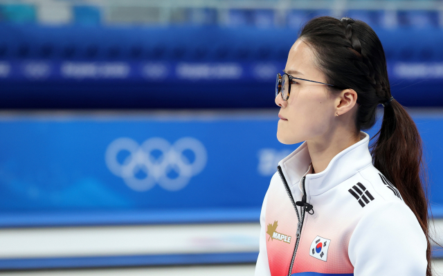 14일 중국 베이징 국립 아쿠아틱 센터에서 열린 2022 베이징 동계올림픽 컬링 여자 단체전 한국과 미국의 경기에서 팀킴 김은정이 굳은 얼굴을 하고 있다. 연합뉴스
