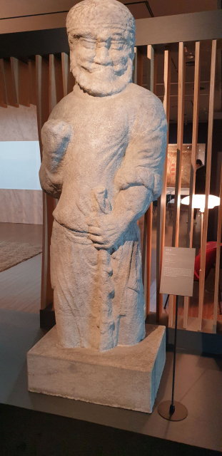 경주 원성왕릉을 지키는 무인상. 전시관 입구를 듬직하게 지키고 있다. 전창훈 기자