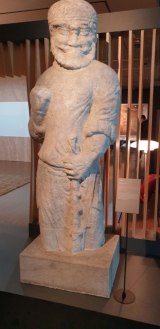 경주 원성왕릉을 지키는 무인상. 전시관 입구를 듬직하게 지키고 있다. 전창훈 기자