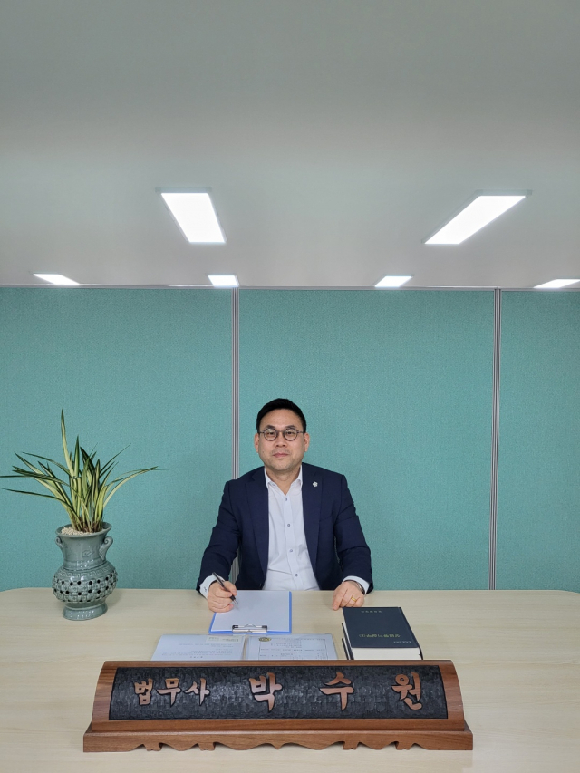 코로나 19 탓에 개인파산 신청이 급증하는 가운데 법무사법인 루안 박수원 대표는 개인회생은 전문가와 상담하는 것이 좋다고 충고한다.