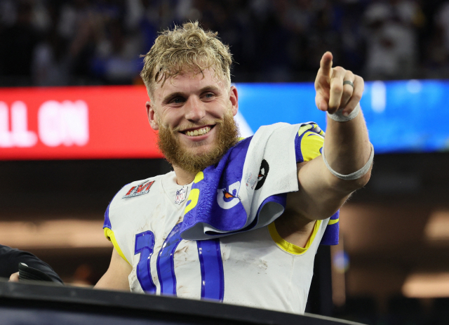 14일 미국 캘리포니아주 잉글우드의 소파이 스타디움에서 열린 미 프로풋볼(NFL) 제56회 슈퍼볼에서 최우수선수(MVP)로 뽑힌 로스앤젤레스(LA) 램스의 쿠퍼 컵. 컵은 경기 종료 1분 29초를 남기고 역전 터치다운을 성공시키면서 신시내티 벵골스를 23대20으로 제압했다. 램스는 이날 22년 만에 두 번째 슈퍼볼 우승의 감격을 누렸다. 연합뉴스