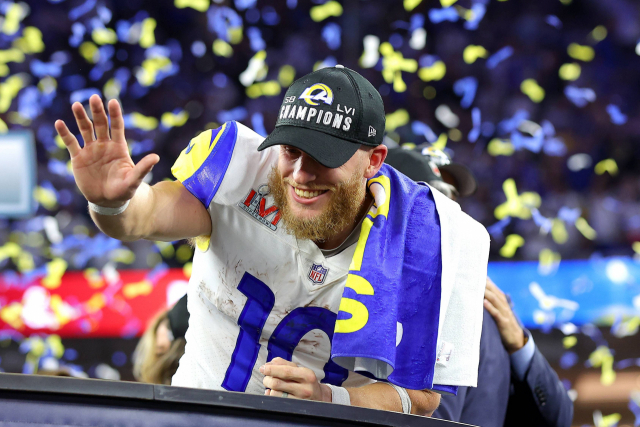 14일 미국 캘리포니아주 잉글우드의 소파이 스타디움에서 열린 미 프로풋볼(NFL) 제56회 슈퍼볼에서 최우수선수(MVP)로 뽑힌 로스앤젤레스(LA) 램스의 쿠퍼 컵. 컵은 경기 종료 1분 29초를 남기고 역전 터치다운을 성공시키면서 신시내티 벵골스를 23대20으로 제압했다. 램스는 이날 22년 만에 두 번째 슈퍼볼 우승의 감격을 누렸다. 연합뉴스