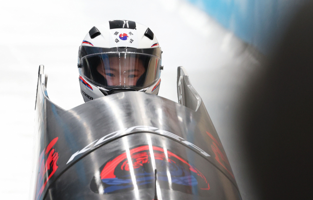 대한민국의 김유란이 14일 중국 베이징 옌칭 국립 슬라이딩 센터에서 열린 2022 베이징동계올림픽 여자 봅슬레이 모노봅 3차 시기에서 힘차게 출발하고 있다. 연합뉴스