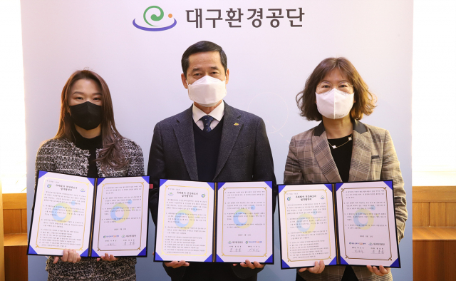 대구환경공단(이사장 정상용·가운데) 대구, 경북 경산 근로자건강센터와 건강파트너 업무협약을 맺었다. 대구시 제공.