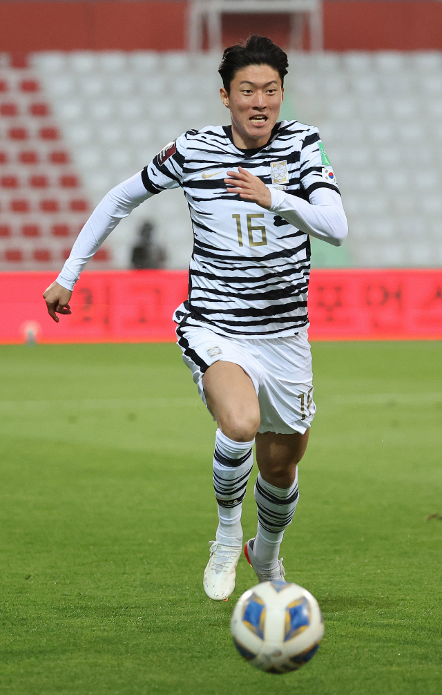 1일(현지시간) 아랍에미리트(UAE) 두바이의 라시드 스타디움에서 열린 2022 국제축구연맹(FIFA) 카타르 월드컵 아시아 최종예선 8차전 대한민국과 시리아의 경기. 황의조가 공을 향해 달리고 있다. 연합뉴스