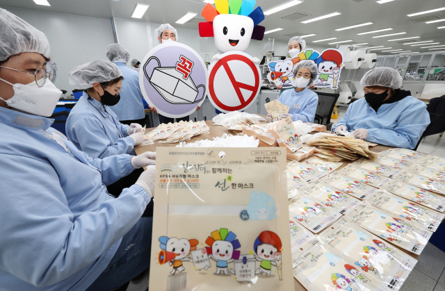 제20대 대선 공식 선거 운동 돌입을 하루 앞둔 14일 오전 세종시 전의면에 있는 한 마스크 제조공장에서 세종시 선관위 관계자들이 마스크 파우치에 선거일 및 슬로건 등 게재된 