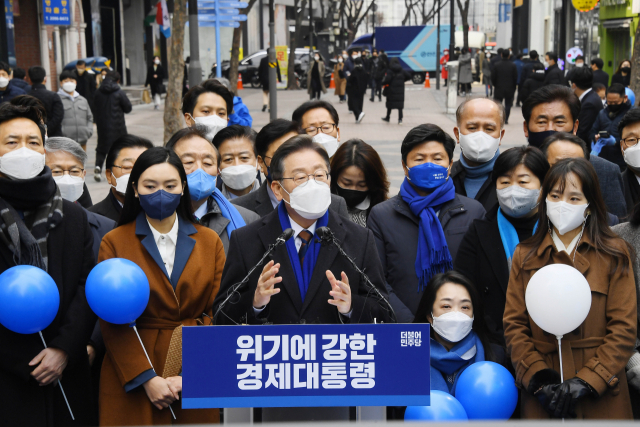 더불어민주당 이재명 대선 후보가 14일 오전 서울 중구 명동예술극장 사거리에서 위기극복·국민통합 선언 기자회견을 한 뒤 취재진 질문에 답하고 있다. 연합뉴스