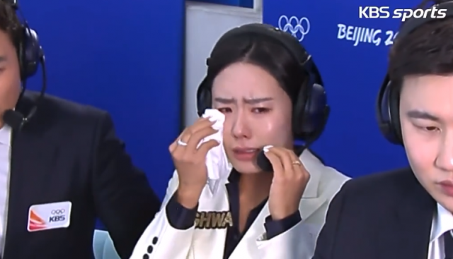 13일 오후 중국 베이징 국립 스피드스케이팅 경기장(오벌)에서 열린 2022 베이징 동계올림픽 스피드스케이팅 여자 500m 경기에서 일본 고다이라 나오가 레이스를 보며 눈물을 훔치는 이상화 KBS 해설위원. 사진 KBS sports 캡처