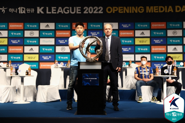 14일 서울 용산구 백범김구기념관에서 열린 2022 K리그1 개막 미디어데이에서 대구FC 신임 사령탑 알렉산더 가마 감독(오른쪽)과 이근호가 기념촬영을 하고 있다. 대구FC 제공