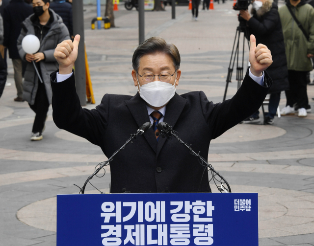 더불어민주당 이재명 대선 후보가 14일 오전 서울 중구 명동예술극장 사거리에서 위기극복·국민통합 선언 기자회견을 하고 있다. 연합뉴스