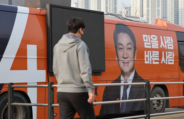 제20대 대통령선거 공식 선거운동을 이틀 앞둔 지난 13일 오후 인천 송도의 한 차량광고업체 차고지에 국민의당 안철수 대선 후보 선거운동에 사용될 버스가 주차되어 있다. 연합뉴스