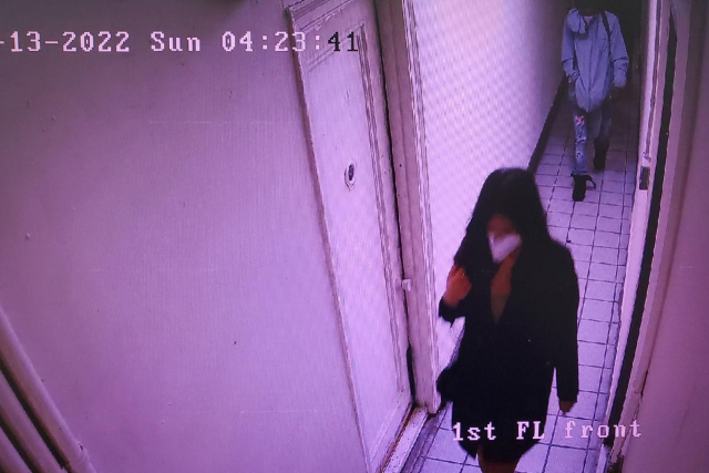뉴욕포스트가 공개한 CCTV 화면. 용의자 내시가 아파트까지 유나 리를 쫓고 있다.