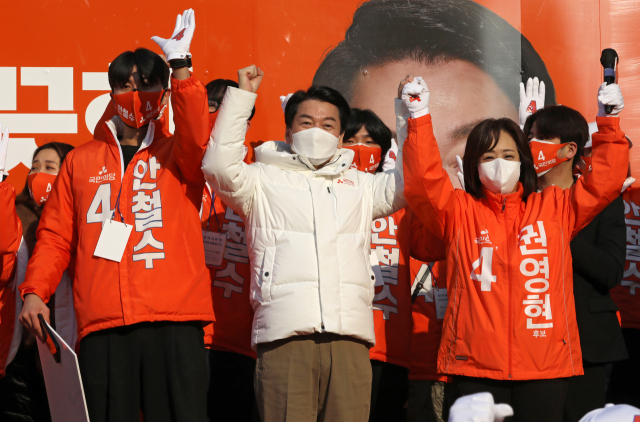 제20대 대통령선거 공식 선거운동이 시작된 15일 오전 대구 중구 반월당에서 국민의당 안철수 대선 후보가 지지를 호소 하고 있다. 김영진 기자 kyjmaeil@imaeil.com