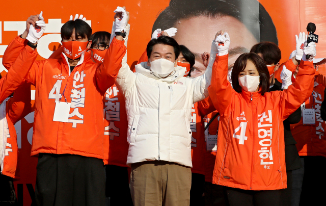 제20대 대통령 선거 공식 선거운동이 시작된 15일 오전 대구 중구 반월당에서 국민의당 안철수 대선 후보가 지지를 호소 하고 있다. 김영진 기자 kyjmaeil@imaeil.com