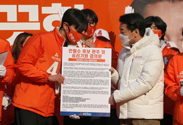 제20대 대통령 선거 공식 선거운동이 시작된 15일 오전 대구 중구 반월당에서 국민의당 안철수 대선 후보가 지지를 호소 하고 있다. 김영진 기자 kyjmaeil@imaeil.com