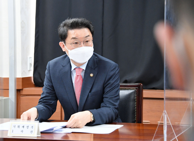 오미크론 확산, 우크라이나 사태 등 대내외 여건 탓에 내수 전망이 밝지 않다. 이억원 기획재정부 차관이 지난 15일 정부 서울청사에서 