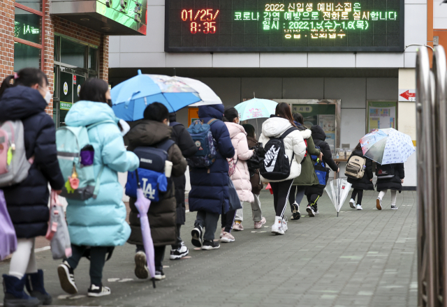 지난 1월 서울의 한 초등학교에서 학생들이 거리두기를 하며 등교를 하고 있다. 연합뉴스