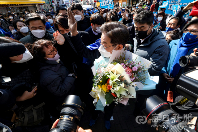 제20대 대통령 선거 공식 선거운동이 시작된 15일 더불어민주당 이재명 대선 후보가 대구 동성로를 찾아 지지자들과 인사를 하고 있다. 안성완 기자 asw0727@imaeil.com