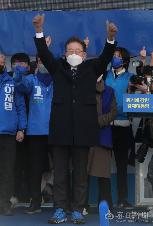 제20대 대통령 선거 공식 선거운동이 시작된 15일 더불어민주당 이재명 대선 후보가 대구 동성로를 찾아 유세를 하고 있다. 안성완 기자 asw0727@imaeil.com