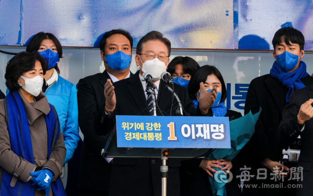 제20대 대통령 선거 공식 선거운동이 시작된 15일 더불어민주당 이재명 대선 후보가 대구 동성로를 찾아 유세를 하고 있다. 안성완 기자 asw0727@imaeil.com