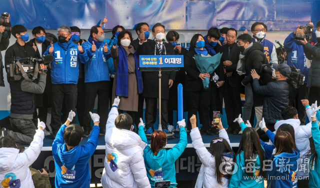 제20대 대통령 선거 공식 선거운동이 시작된 15일 더불어민주당 이재명 대선 후보가 대구 동성로를 찾아 유세를 하고 있다. 안성완 기자 asw0727@imaeil.com