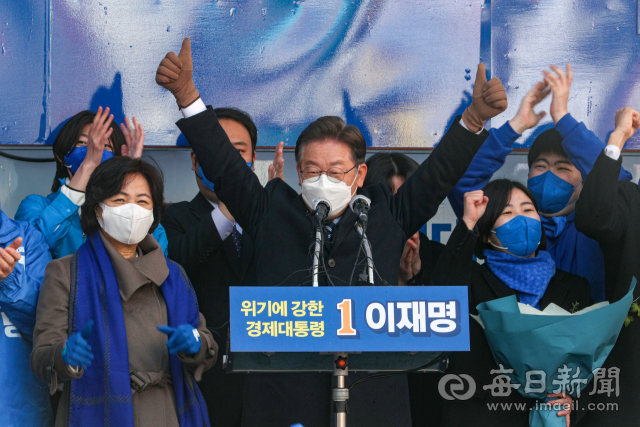 제20대 대통령선거 공식 선거운동이 시작된 15일 더불어민주당 이재명 대선 후보가 대구 동성로를 찾아 유세를 하고 있다. 안성완 기자 asw0727@imaeil.com