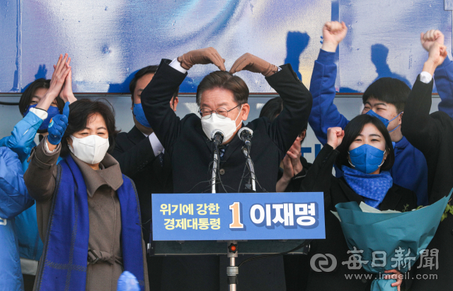 제20대 대통령 선거 공식 선거운동이 시작된 15일 더불어민주당 이재명 대선 후보가 대구 동성로를 찾아 유세를 하고 있다. 안성완 기자 asw0727@imaeil.com