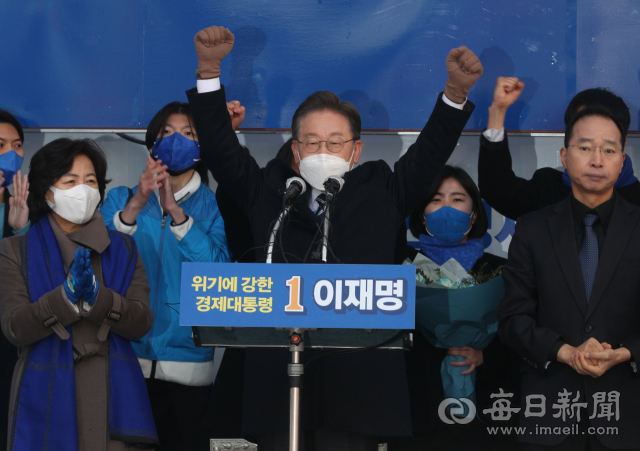 제20대 대통령 선거 공식 선거운동이 시작된 15일 더불어민주당 이재명 대선 후보가 대구 동성로를 찾아 유세를 하고 있다. 안성완 기자 asw0727@imaeil.com