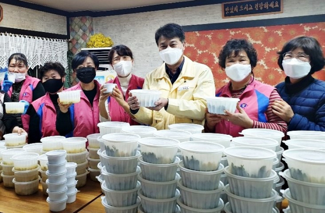 정동훈(오른쪽 세번째) 영천시 임고면장과 임고면 생활개선회 회원들이 홀몸노인 등에게 전달할 보약밥상을 챙기고 있다. 영천시 제공