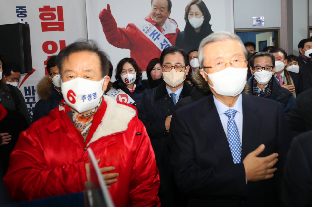 국민의힘 김종인 전 총괄선대위원장이 15일 대구 중·남구 국회의원 보궐선거에 무소속 출마한 주성영 후보 선거사무소 개소식에서 국민의례하고 있다. 연합뉴스