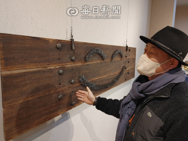 권오준 작가가 임청각 복원을 위해 뜯어낸 철길로 만든 작품에 관해 설명하고 있다. 전종훈 기자