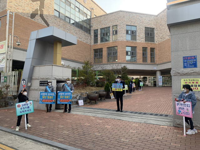 대구시자치경찰위원회가 대구경찰청과 함께 교통안전캠페인을 벌이는 모습. 대구시 제공