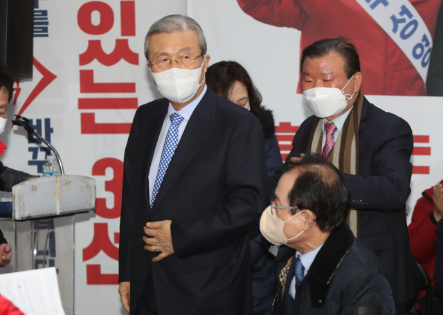 국민의힘 김종인 전 총괄선대위원장이 15일 대구 중·남구 국회의원 보궐선거에 무소속 출마한 주성영 후보 선거사무소 개소식에 참석하고 있다. 연합뉴스