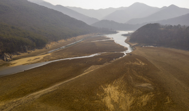 12일 오전 경북 청도군 운문댐 상류권 일부분이 바닥을 드러내고 있다. 대구기상청에 따르면 1월 대구·경북지역 강수량은 2.6mm로 기상 관측을 시작한 1973년 이후 역대 네 번째(평년 대비 7.8%)로 적었으며, 작년 12월도 14.0mm로 평년 대비 절반 수준밖에 되지 않은 것으로 나타났다. 김영진 기자 kyjmaeil@imaeil.com