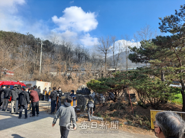성주군 선남면 관화리 농기계 공장 A산업에서 난 불이 인근 산으로 옮겨붙자 성주군청 공무원 등이 산불진화를 위해 동원되고 있다. 독자 제공